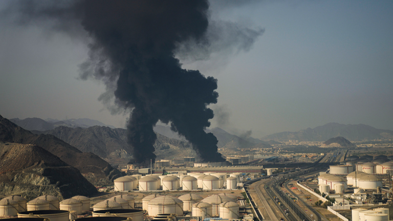 Des panaches de fumée s'élèvent d'une installation pétrolière à Fujairah, aux Émirats arabes unis, le 14 mars 2026. /VCG