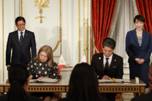 Qu’est-ce qui pousse le Japon et les Philippines à renforcer leurs liens en matière de défense ?