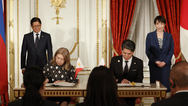 Le Premier ministre japonais Sanae Takaichi (à droite) et le président philippin Ferdinand Romualdez Marcos Jr. (à gauche) supervisent une cérémonie d'échange de documents de coopération lors d'une conférence de presse à la maison d'hôtes d'État du palais Akasaka à Tokyo, au Japon, le 28 mai 2026. /VCG