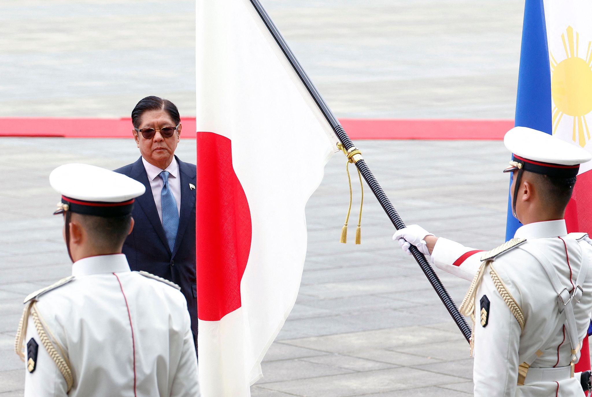 Le président philippin Ferdinand Romualdez Marcos Jr. inspecte une garde d'honneur au Palais impérial de Tokyo, au Japon, le 27 mai 2026. /VCG