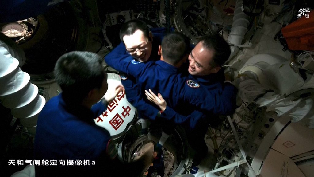 Les membres de l'équipage chinois du Shenzhou-21 saluent les membres du Shenzhou-23. /CMSA