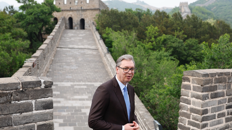 Le président serbe Aleksandar Vucic visite la Grande Muraille à Pékin après son arrivée plus tôt le même jour pour une visite d'État de cinq jours en Chine, le 24 mai 2026. /VCG