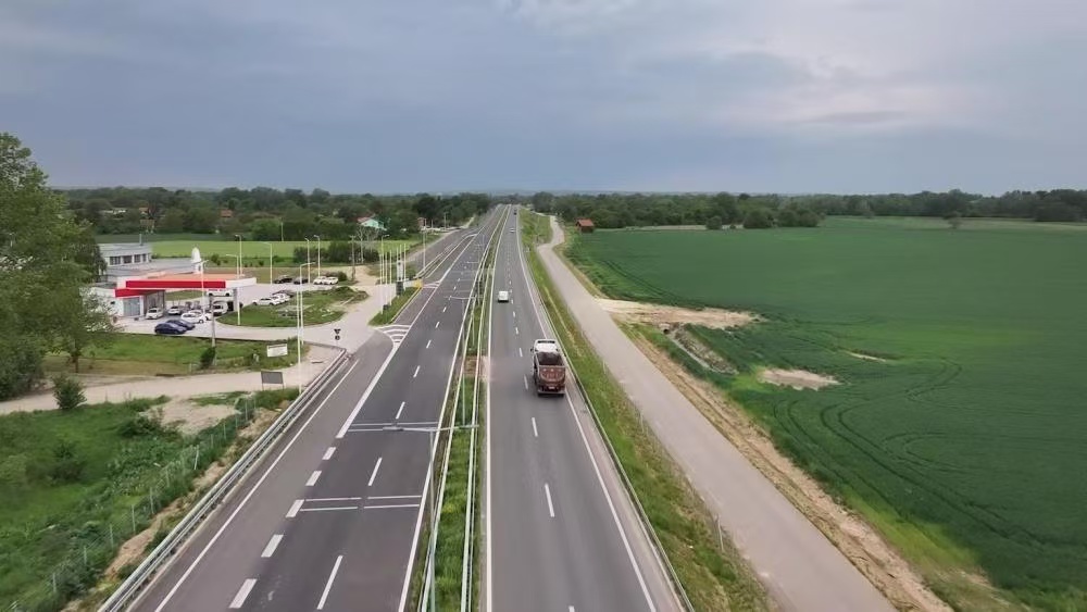 Une vue de l'autoroute du corridor du Danube, qui relie l'est de la Serbie à la capitale, Belgrade. /Xinhua 
