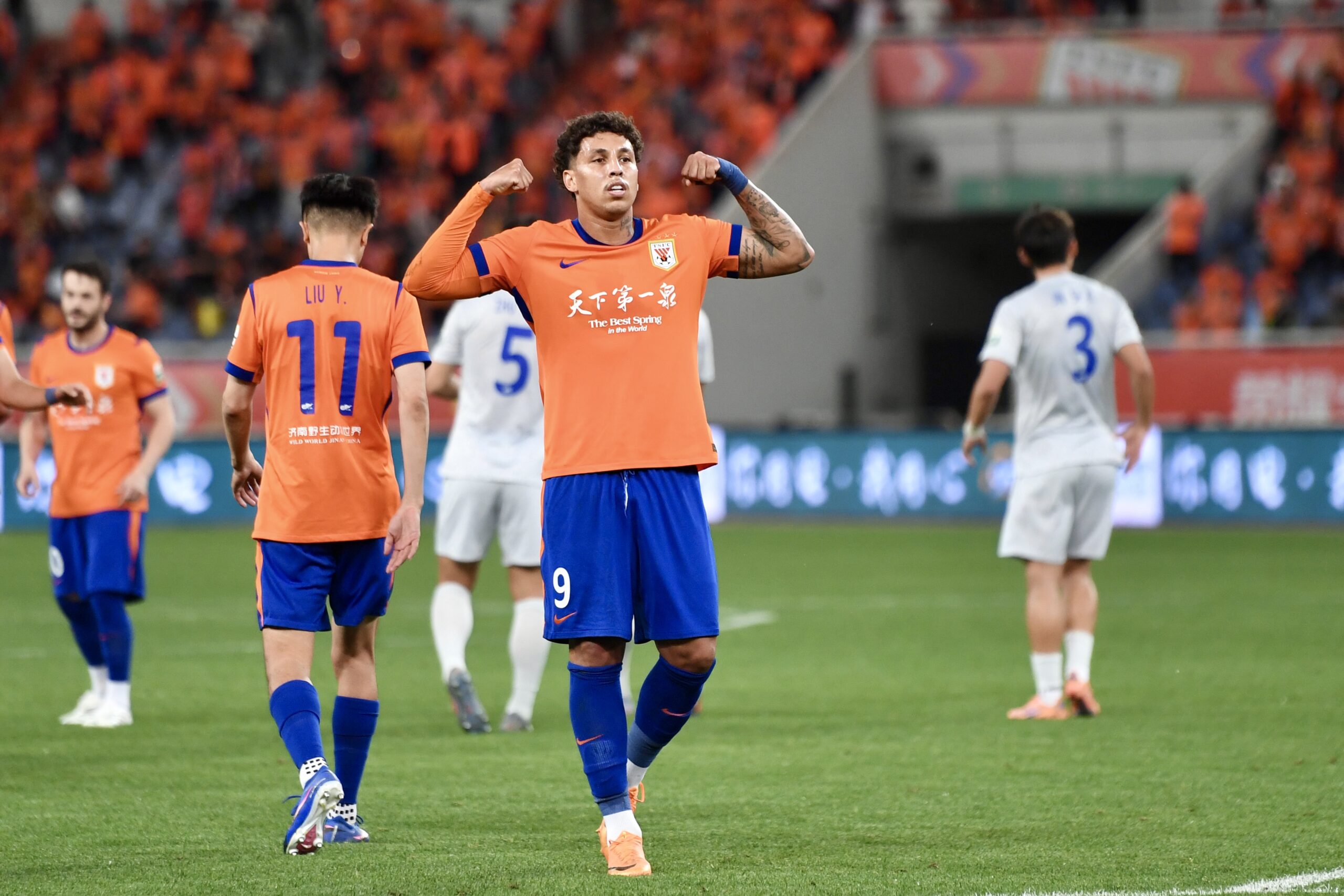 Cryzan (#9) du Shandong Taishan célèbre après avoir marqué un but lors du match de Super League chinoise contre Shanghai Shenhua à Jinan, dans la province du Shandong (est de la Chine), le 5 mai 2026. /IC Photo