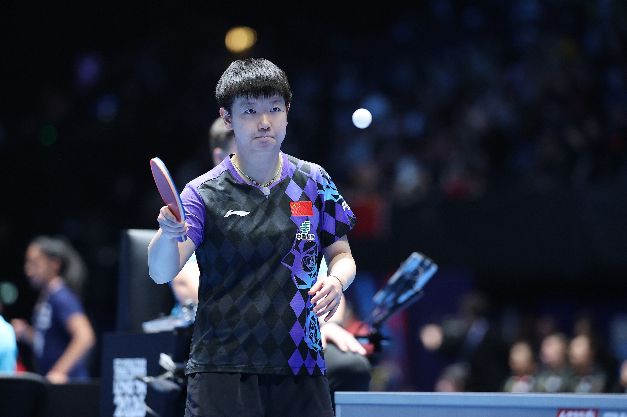 Le Chinois Sun Yingsha se prépare à affronter Kim Na-yeong de la République de Corée aux Championnats du monde de tennis de table par équipes de l'ITTF à Londres, en Angleterre, le 3 mai 2026. /VCG