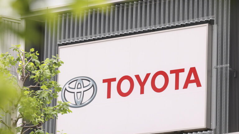 Toyota will reduce production by 83,000 vehicles due to the war in the Middle East
                  
