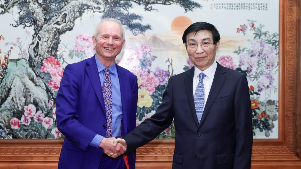 Wang Huning, membre du Comité permanent du Bureau politique du Comité central du Parti communiste chinois et président du Comité national de la Conférence consultative politique du peuple chinois (CCPPC), serre la main de David Lidington, président honoraire du Centre Grande-Bretagne-Chine et ancien ministre britannique du Cabinet Office, à Pékin, en Chine, le 28 mai 2026. /Xinhua
