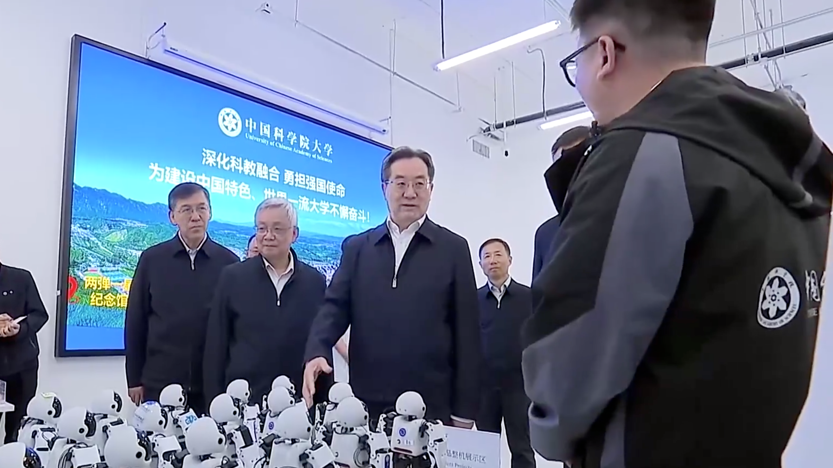 Le vice-Premier ministre chinois Ding Xuexiang, également membre du Comité permanent du Bureau politique du Comité central du Parti communiste chinois, inspecte l'Université de l'Académie chinoise des sciences. /CMG