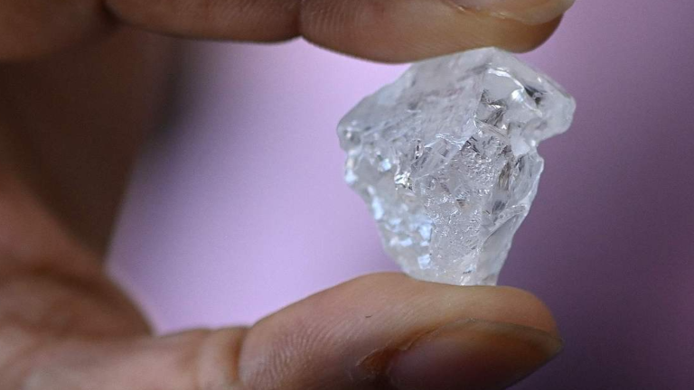 Une vue générale d'un diamant naturel brut chez De Beers à Gaborone, Botswana, le 4 mai 2026. /VCG