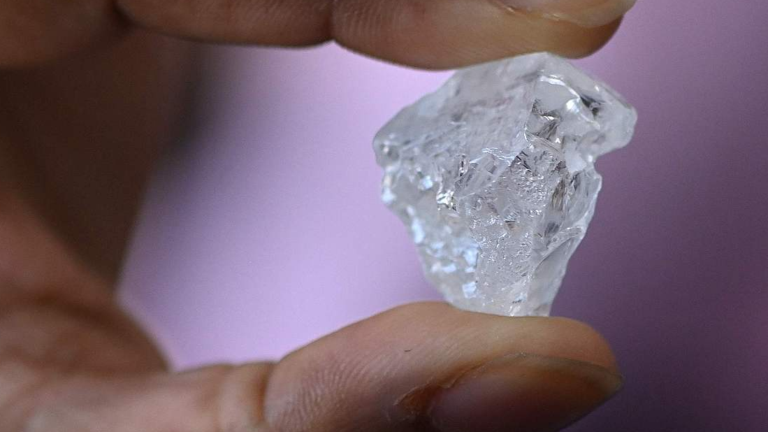 Une vue générale d'un diamant naturel brut chez De Beers à Gaborone, Botswana, le 4 mai 2026. /VCG