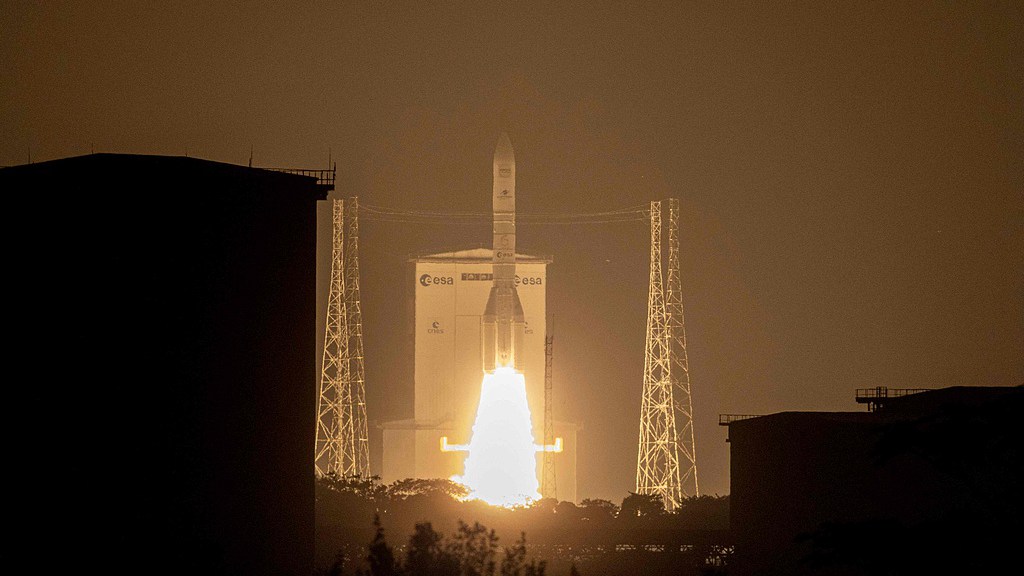 La fusée Ariane 6 d'Arianespace transportant la charge utile Amazon Leo LE-02 décolle du Centre spatial guyanais de Kourou, dans le département français d'outre-mer de la Guyane, le 30 avril 2026. /VCG