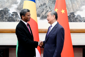 Wang Yi : la Chine salue la décision des Seychelles d&rsquo;interdire le vol aller de Lai