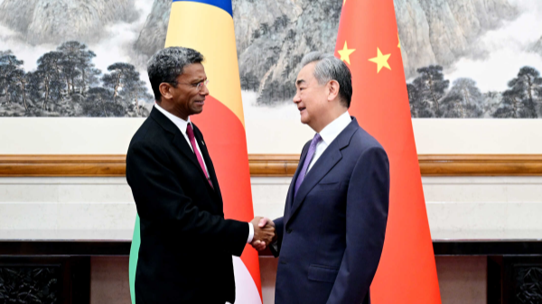 Le ministre chinois des Affaires étrangères Wang Yi (à droite), également membre du Bureau politique du Comité central du Parti communiste chinois, s'entretient avec Barry Faure, ministre des Affaires étrangères et de la diaspora des Seychelles, à Pékin, en Chine, le 18 mai 2026. /Ministère chinois des Affaires étrangères