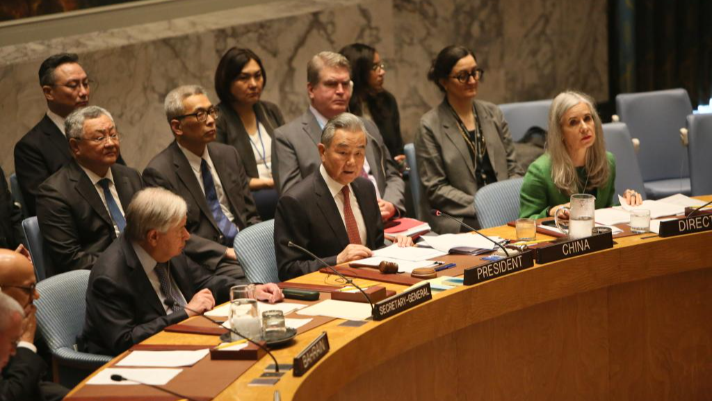 Le ministre chinois des Affaires étrangères Wang Yi préside une réunion de haut niveau du Conseil de sécurité sur le renforcement du système international centré sur l'ONU, au siège de l'ONU à New York, le 26 mai 2026. /Xinhua