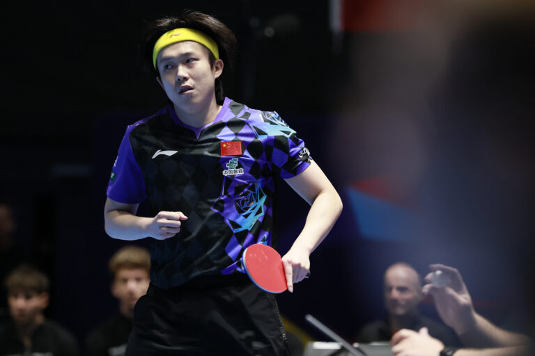 Le Chinois Wang Chuqin réagit après avoir remporté le match en simple contre le Roumain Iulian Chirita lors de la ronde de 16 équipes masculines entre la Chine et la Roumanie lors de la finale des Championnats du monde de tennis de table par équipes de l'ITTF à Londres, en Angleterre, le 6 mai 2026. /VCG