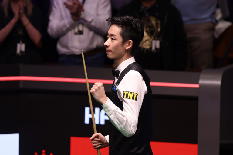 Le Chinois Wu Yize célèbre sa victoire 17-16 contre Mark Allen, d'Irlande du Nord, en demi-finale du Championnat du monde de snooker au Crucible Theatre de Sheffield, en Angleterre, le 2 mai 2026. /VCG