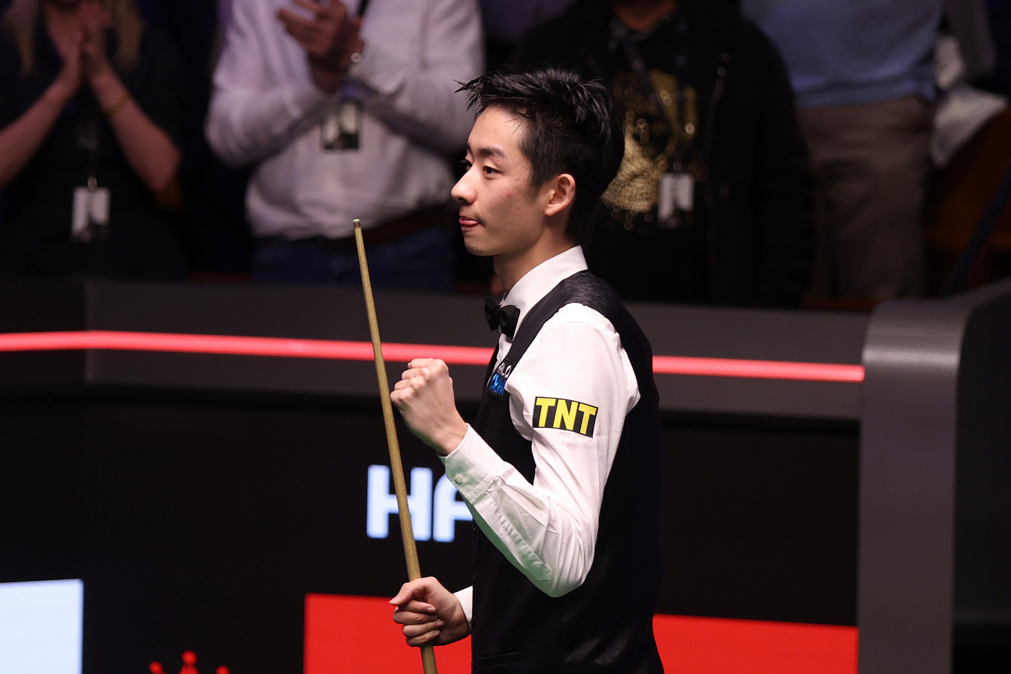 Le Chinois Wu Yize célèbre sa victoire 17-16 contre Mark Allen, d'Irlande du Nord, en demi-finale du Championnat du monde de snooker au Crucible Theatre de Sheffield, en Angleterre, le 2 mai 2026. /VCG