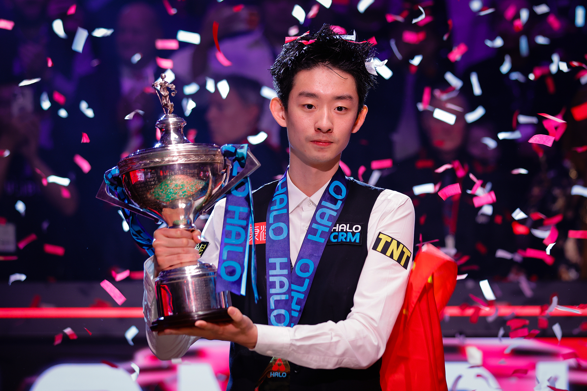Le Chinois Wu Yize pose avec le trophée du Championnat du monde de snooker après avoir battu l'Anglais Shaun Murphy 18-17 en finale au Crucible Theatre de Sheffield, Angleterre, le 4 mai 2026. /VCG