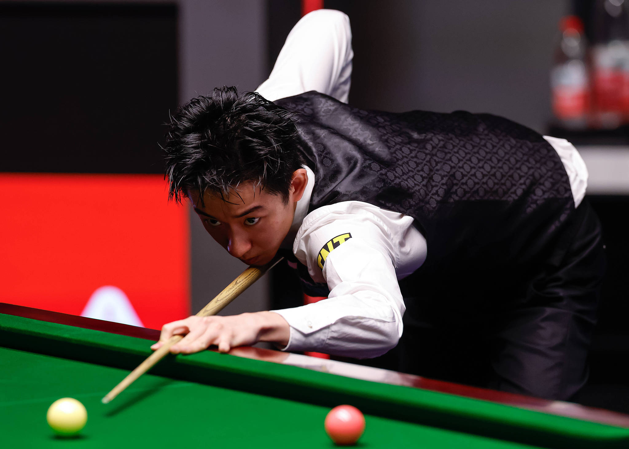 Le Chinois Wu Yize frappe un tir contre l'Irlande du Nord Mark Allen lors d'un match de demi-finale au Championnat du monde de snooker à Sheffield, en Angleterre, le 30 avril 2026. /VCG