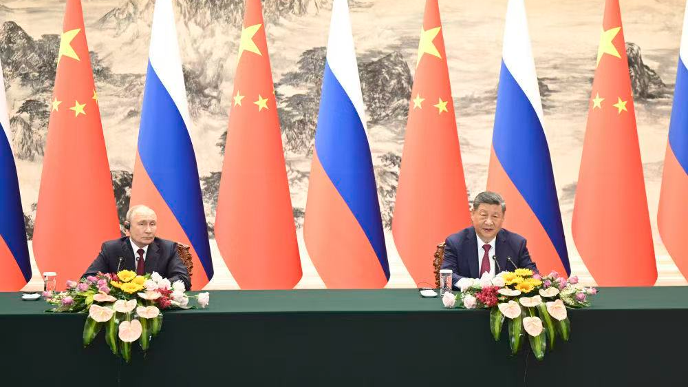 Le président chinois Xi Jinping (à droite) et le président russe Vladimir Poutine rencontrent conjointement la presse au Grand Palais du Peuple à Pékin, le 20 mai 2026. /CMG