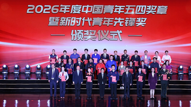 Les lauréats posent pour une photo de groupe lors de la cérémonie de remise de la Médaille du 4 mai de la jeunesse chinoise 2026 et de la cérémonie de remise des prix New Era Youth Pioneer à Pékin, en Chine, le 27 avril 2026. /VCG