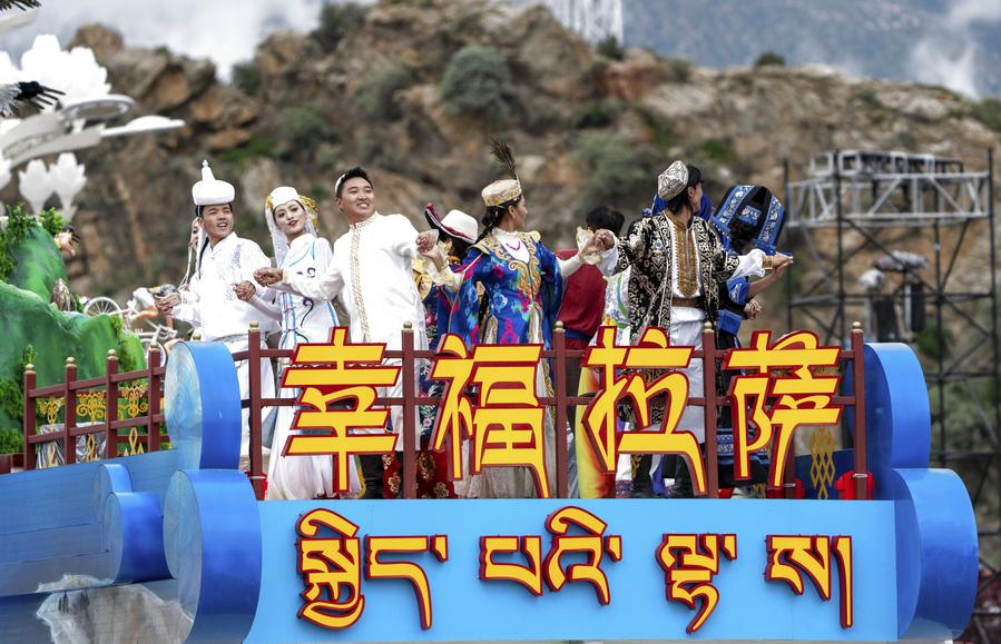 Un char de parade participe à un grand rassemblement pour célébrer le 60e anniversaire de la fondation de la région autonome de Xizang à Lhassa, dans la région autonome de Xizang (sud-ouest de la Chine), le 21 août 2025. /Xinhua