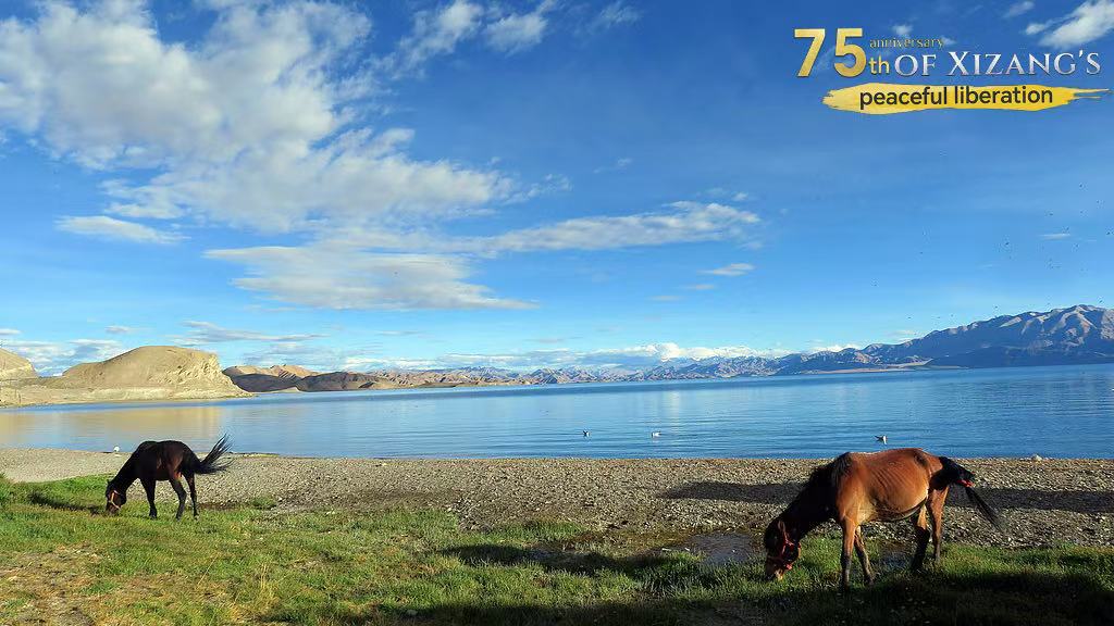 Le lac Pangong au lever du soleil lors de la deuxième expédition scientifique et programme de recherche sur le plateau Qinghai-Xizang, préfecture de Ngari, région autonome de Xizang (sud-ouest de la Chine), le 23 juillet 2021. /VCG