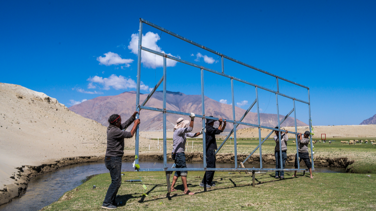 Des gens se préparent pour la prochaine haute saison touristique estivale dans l'oasis de Shaha, dans le comté de Dingri, à Xigaze, dans la région autonome de Xizang (sud-ouest de la Chine), le 21 mai 2026. /VCG