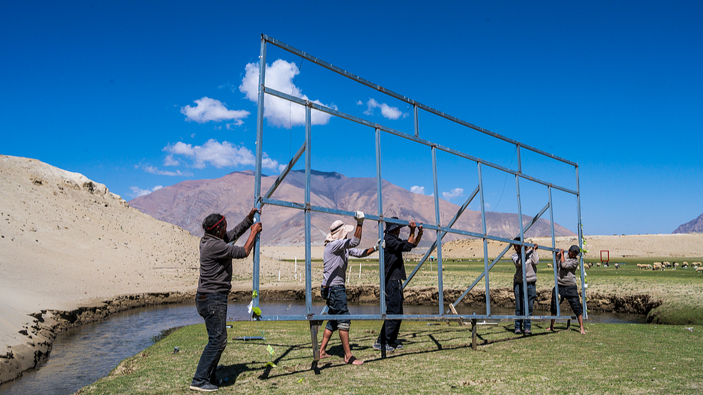 Des gens se préparent pour la prochaine haute saison touristique estivale dans l'oasis de Shaha, dans le comté de Dingri, à Xigaze, dans la région autonome de Xizang (sud-ouest de la Chine), le 21 mai 2026. /VCG