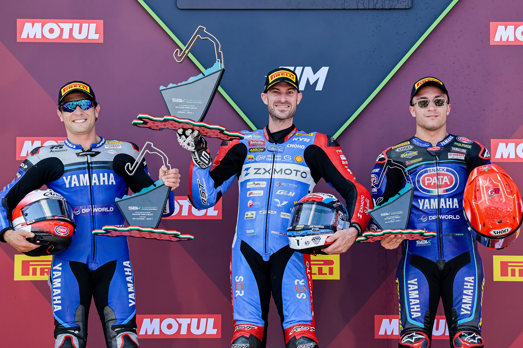 De gauche à droite : le finaliste Albert Arenas de l'AS BLU CRU Racing Team, le champion Valentin Debise de ZXMOTO et le troisième Can Oncu de Pata Yamaha Ten Kate Racing posent sur le podium après avoir participé à la Course 1 du Championnat du Monde FIM Supersport sur le circuit Balaton Park à Balatonfokajar, Hongrie, le 2 mai 2026. /VCG