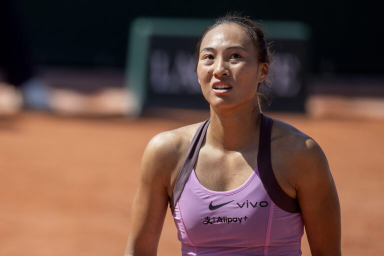 La Chinoise Zheng Qinwen lors de son match contre la Polonaise Maja Chwalinska sur le Court Seven au premier tour de la compétition en simple à l'Open de France 2026 à Paris, France, le 25 mai 2026. /VCG