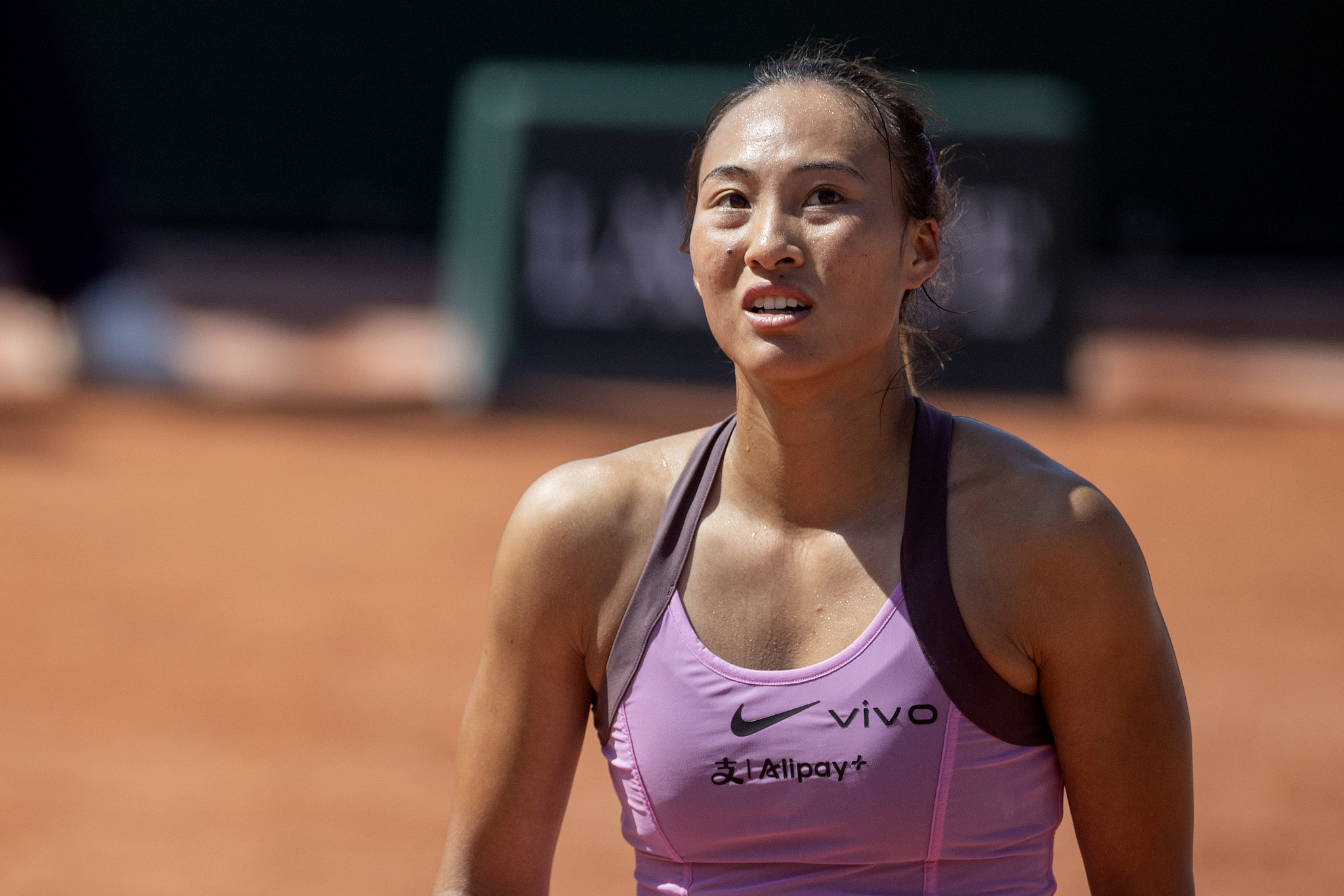 La Chinoise Zheng Qinwen lors de son match contre la Polonaise Maja Chwalinska sur le Court Seven au premier tour de la compétition en simple à l'Open de France 2026 à Paris, France, le 25 mai 2026. /VCG