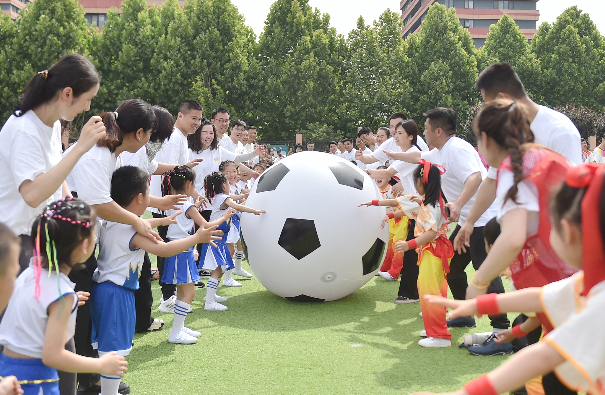 Des enfants et leurs parents participent à des jeux sportifs parents-enfants dans une école locale de Hefei, dans la province de l'Anhui (centre de la Chine), le 19 mai 2024. /VCG