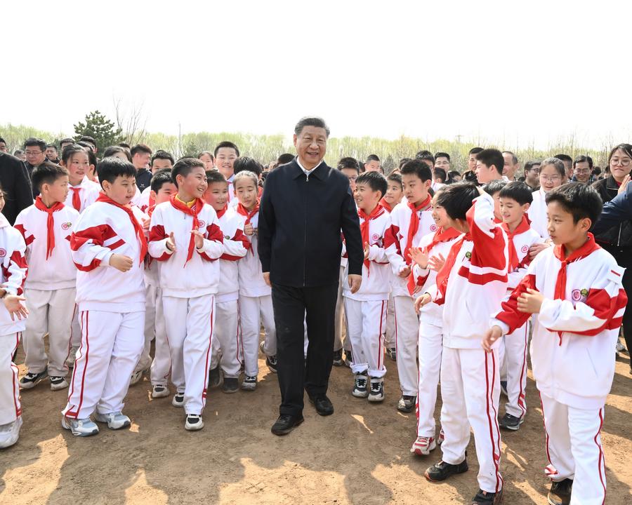 Le président chinois Xi Jinping interagit avec des étudiants lors d'une activité volontaire de plantation d'arbres dans un parc forestier du district de Tongzhou à Pékin, en Chine, le 3 avril 2024. /Xinhua