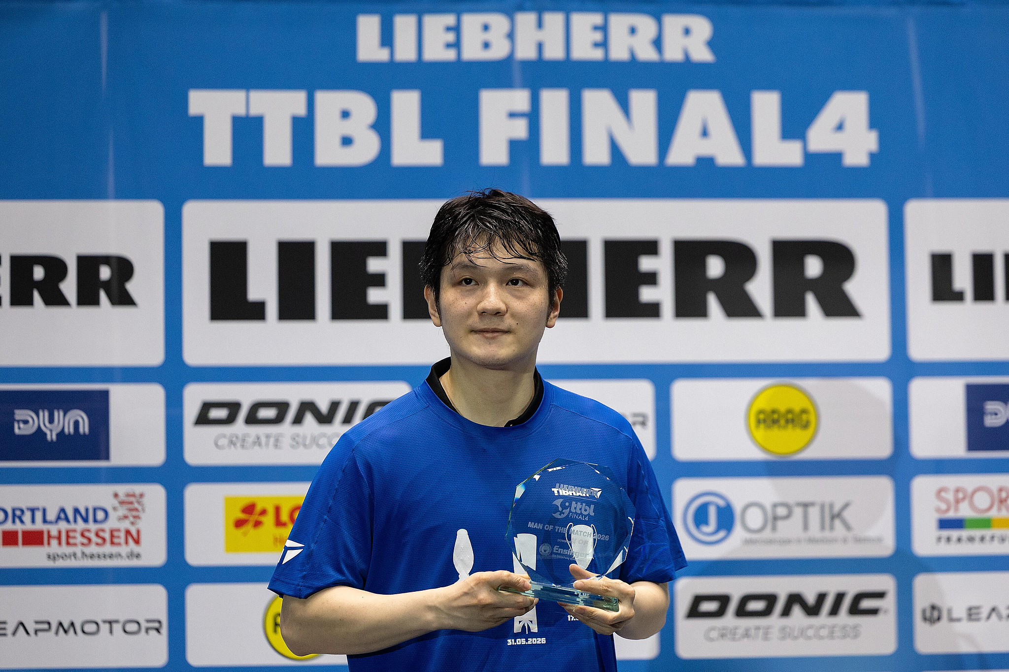 Fan Zhendong de Saarbrücken-Tischtennis pose avec le prix du joueur du match après avoir battu le Borussia Düsseldorf 3-1 lors du match de championnat Final4 de la Bundesliga de tennis de table à la Süwag Energie ARENA à Francfort, en Allemagne, le 31 mai 2026. /VCG
