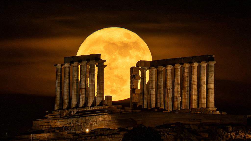 La pleine lune se lève derrière l'ancien temple grec de Poséidon au Cap Sounion, à environ 60 kilomètres au sud d'Athènes, Grèce, le 31 mai 2026. /VCG
