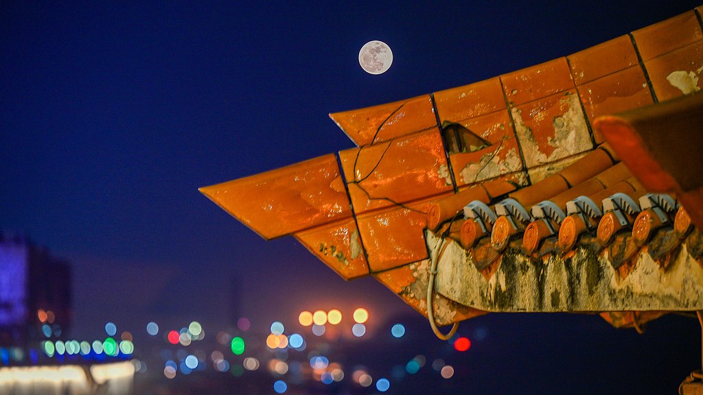 La plus petite pleine lune de l'année apparaît dans le ciel nocturne, ville de Wuzhou, région autonome Zhuang du Guangxi, Chine, 31 mai 2026. /VCG