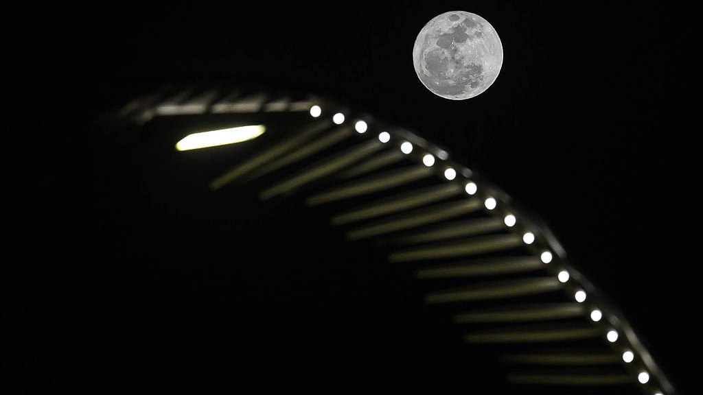 Une pleine lune se lève sur la corniche de Doha, au Qatar, le 31 mai 2026.