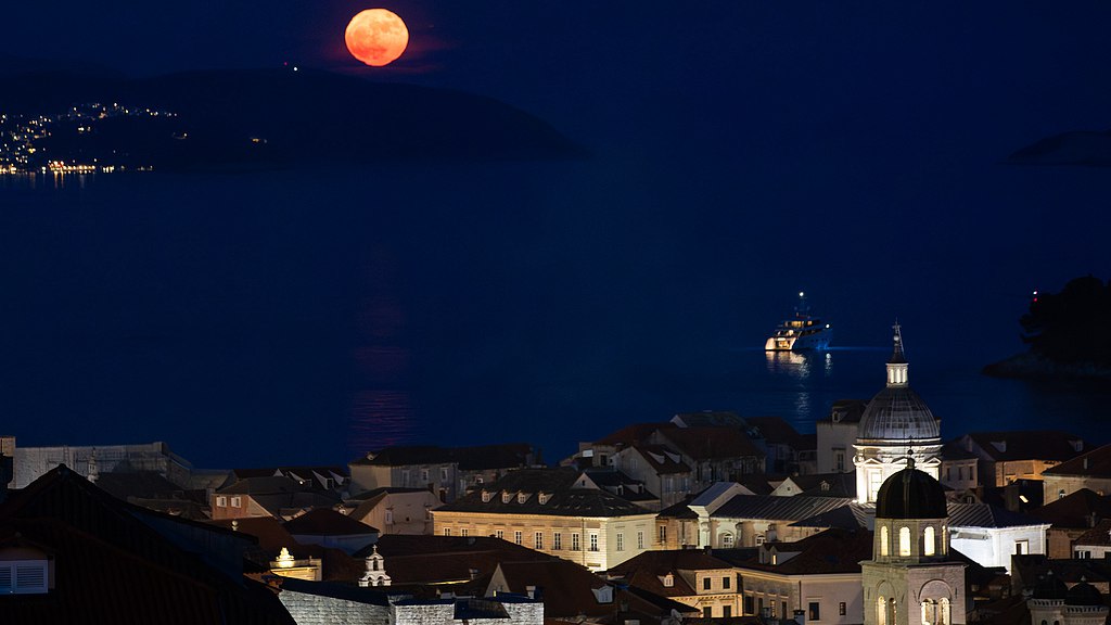 Une pleine lune brille sur les murs de la ville de Dubrovnik et la vieille ville historique de Dubrovnik, en Croatie, le 31 mai 2026. /VCG