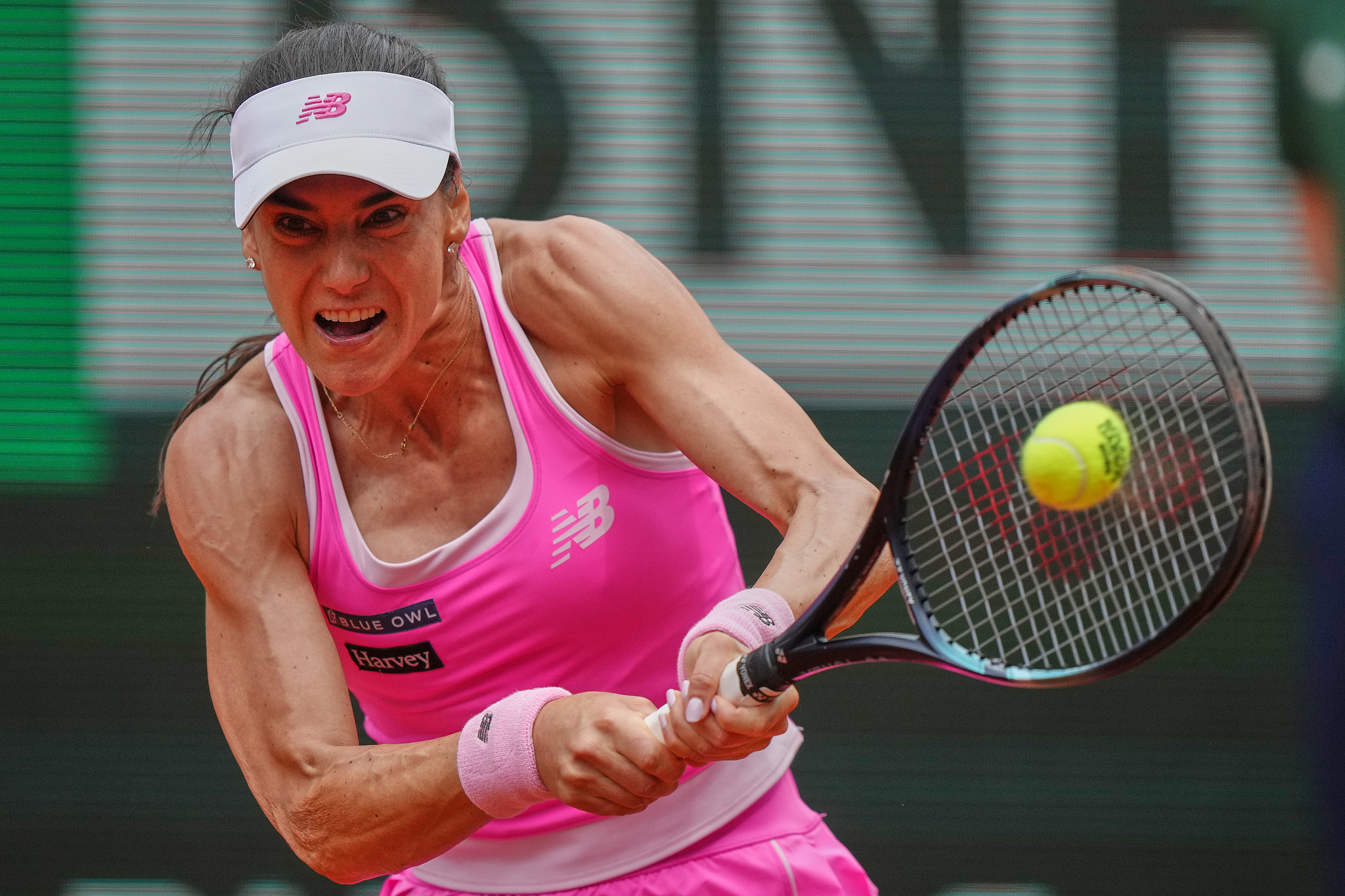 La Roumaine Sorana Cirstea réussit un tir lors des huitièmes de finale du simple féminin contre la Chinoise Wang Xiyu à l'Open de France de Roland Garros à Paris, France, le 31 mai 2026. /VCG