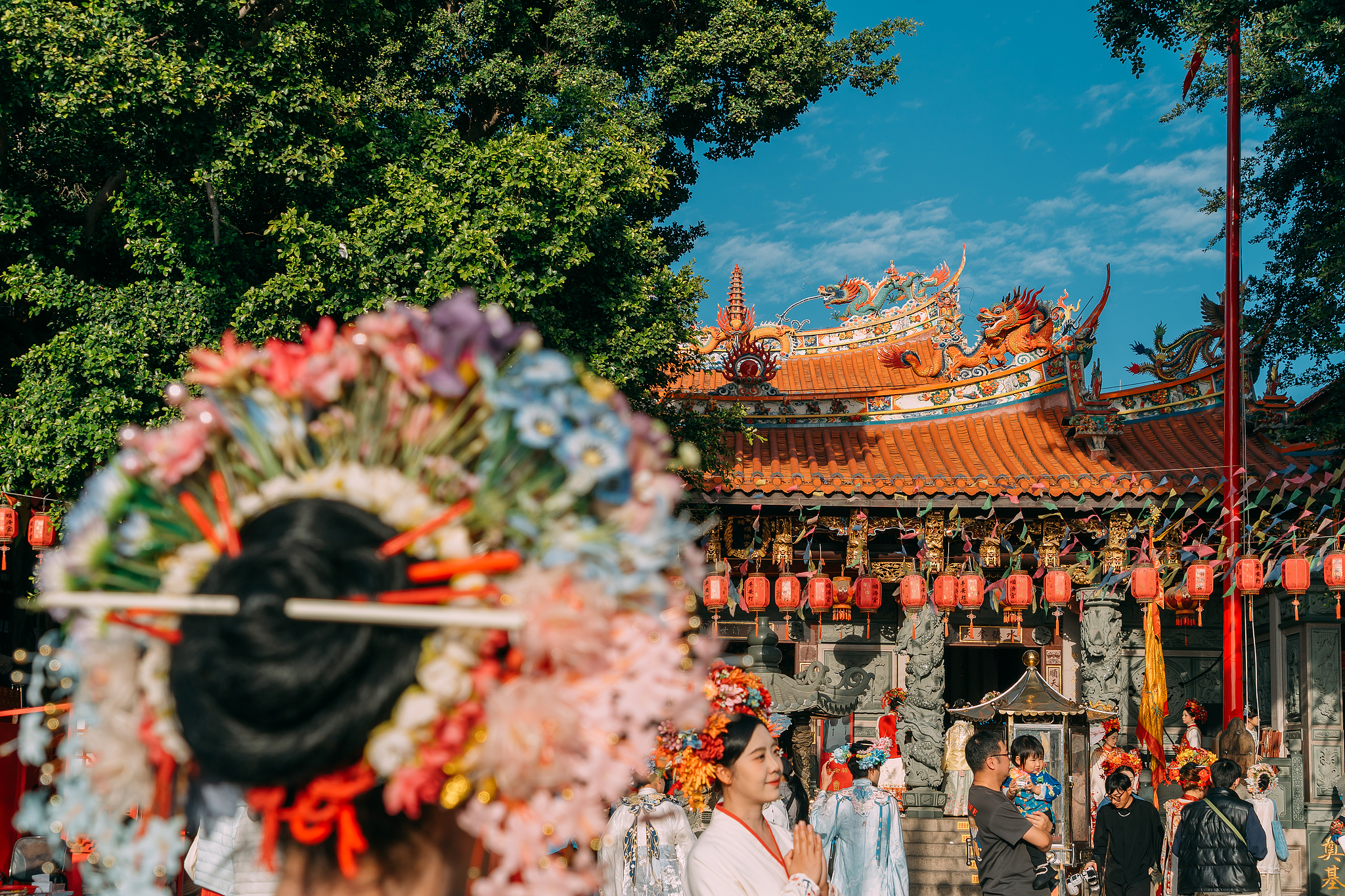 Des femmes du village de Xunpu, à Quanzhou, dans la province du Fujian, portent des costumes traditionnels et des ornements de fleurs pour cheveux, le 5 février 2026.