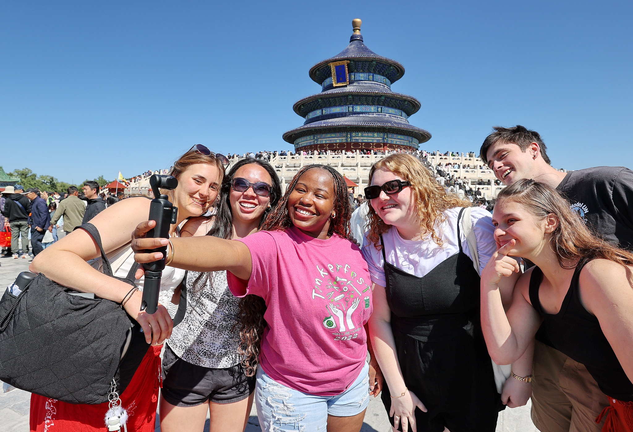 Des visiteurs internationaux visitent le Temple du Ciel à Pékin le 3 mai 2025. /VCG