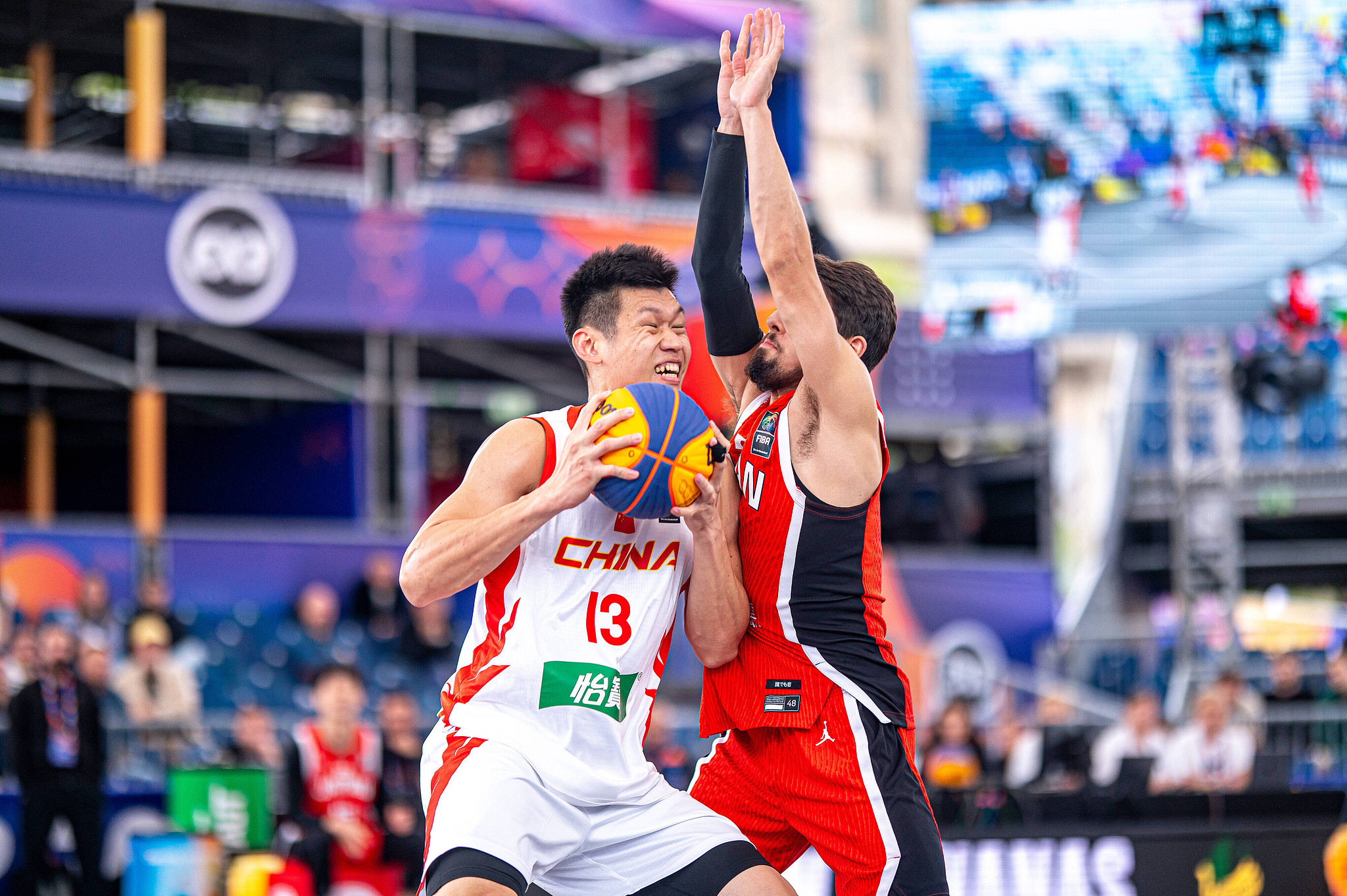 Le Chinois Wu Xingrui (#13) fait un geste contre le Japon lors d'un match masculin de la Poule C lors de la Coupe du Monde FIBA ​​3×3 à Varsovie, en Pologne, le 1er juin 2026. /VCG