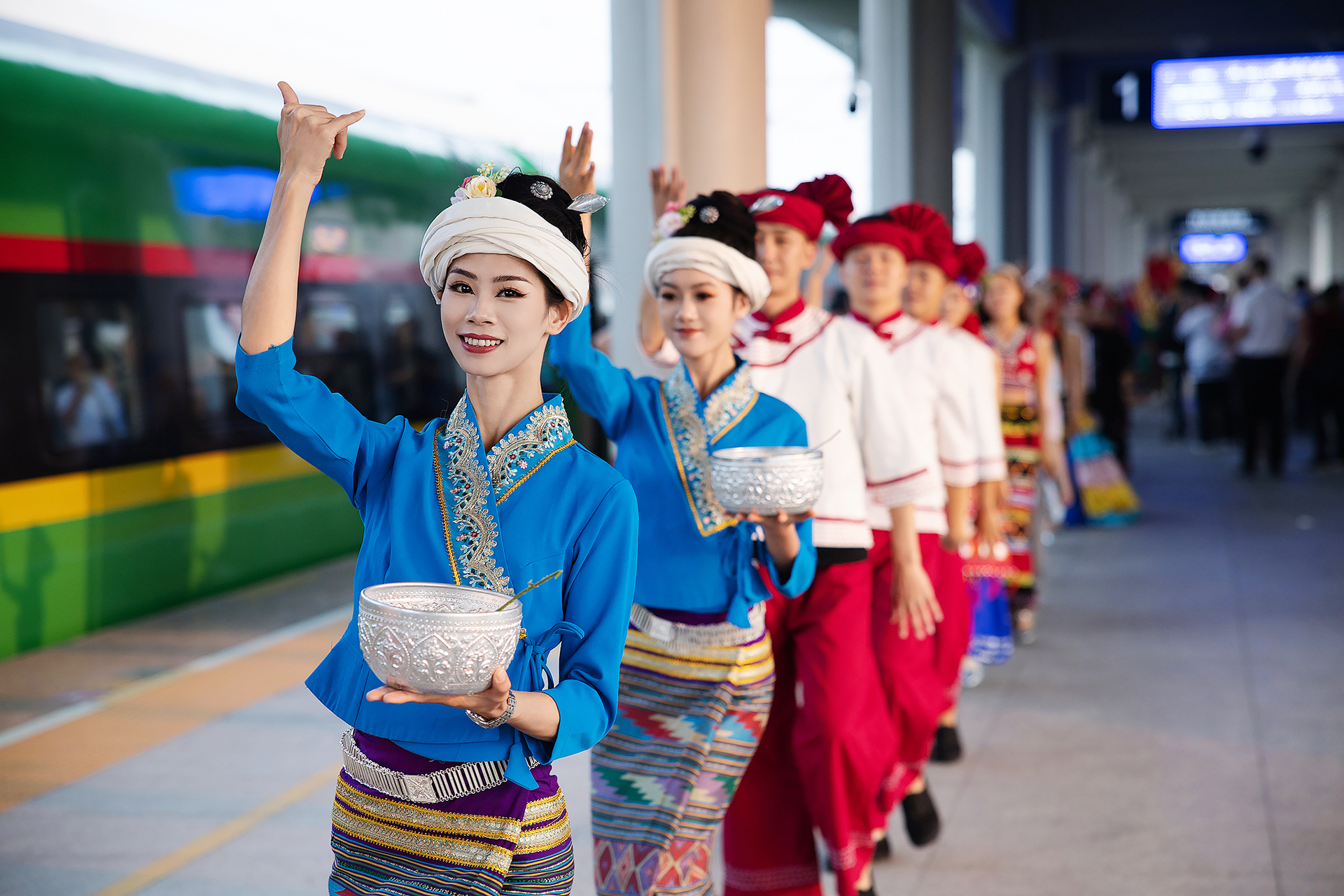 La population locale célèbre le lancement de la deuxième paire de trains pour le service international de transport de passagers du chemin de fer Chine-Laos à Xishuangbanna, dans la province chinoise du Yunnan (sud-ouest), le 13 avril 2024. Le nouveau service ferroviaire relie Xishuangbanna en Chine à Luang Prabang au Laos, deux destinations touristiques populaires. /VCG