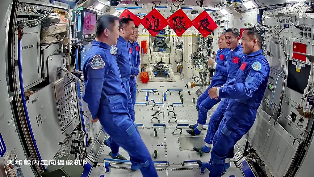 Les astronautes chinois de Shenzhou-20 accueillent l'équipage de Shenzhou-21. /VCG