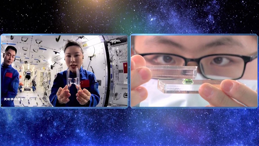 Les membres de l'équipage de Shenzhou-13 donnent une conférence sur l'espace, le 23 mars 2022. /VCG