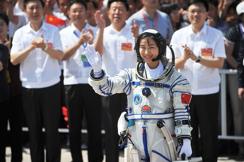 Liu Yang, la première femme astronaute chinoise, lors de la cérémonie d'envoi de la mission Shenzhou-9, le 16 juin 2012. /VCG