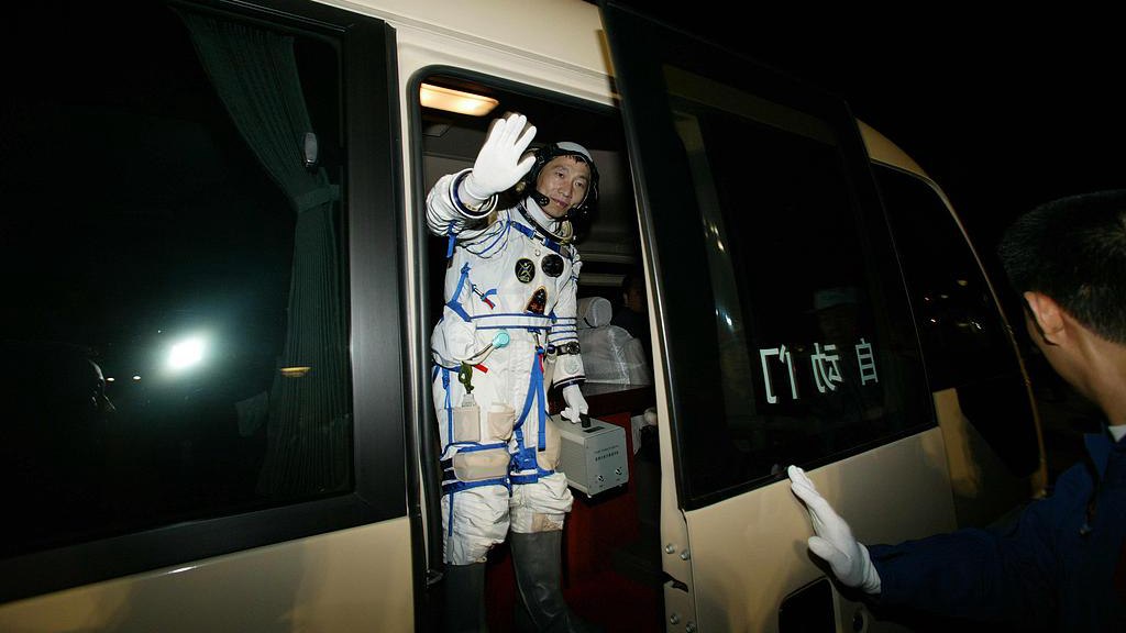 L'astronaute chinois Yang Liwei prêt pour la mission Shenzhou-5, le 15 octobre 2003. /VCG