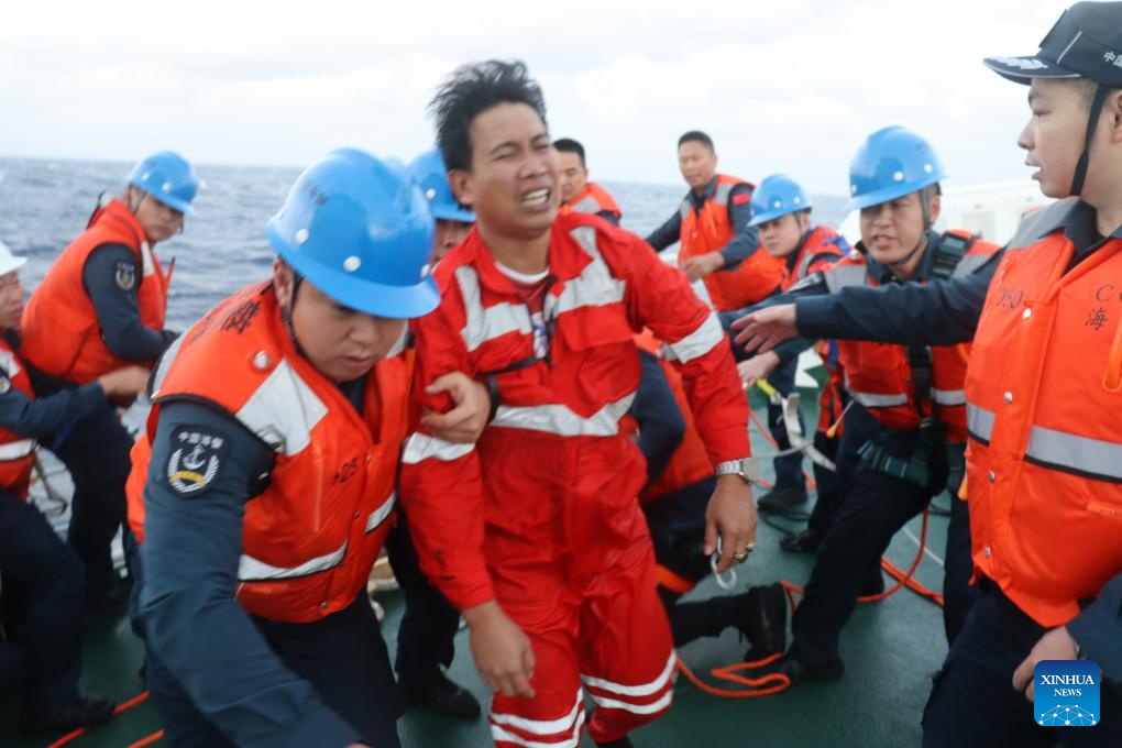 Des membres des garde-côtes chinois sauvent un membre d'équipage philippin après le chavirage d'un cargo étranger dans les eaux territoriales de Huangyan Dao, dans le sud de la Chine, le 23 janvier 2026. /Xinhua