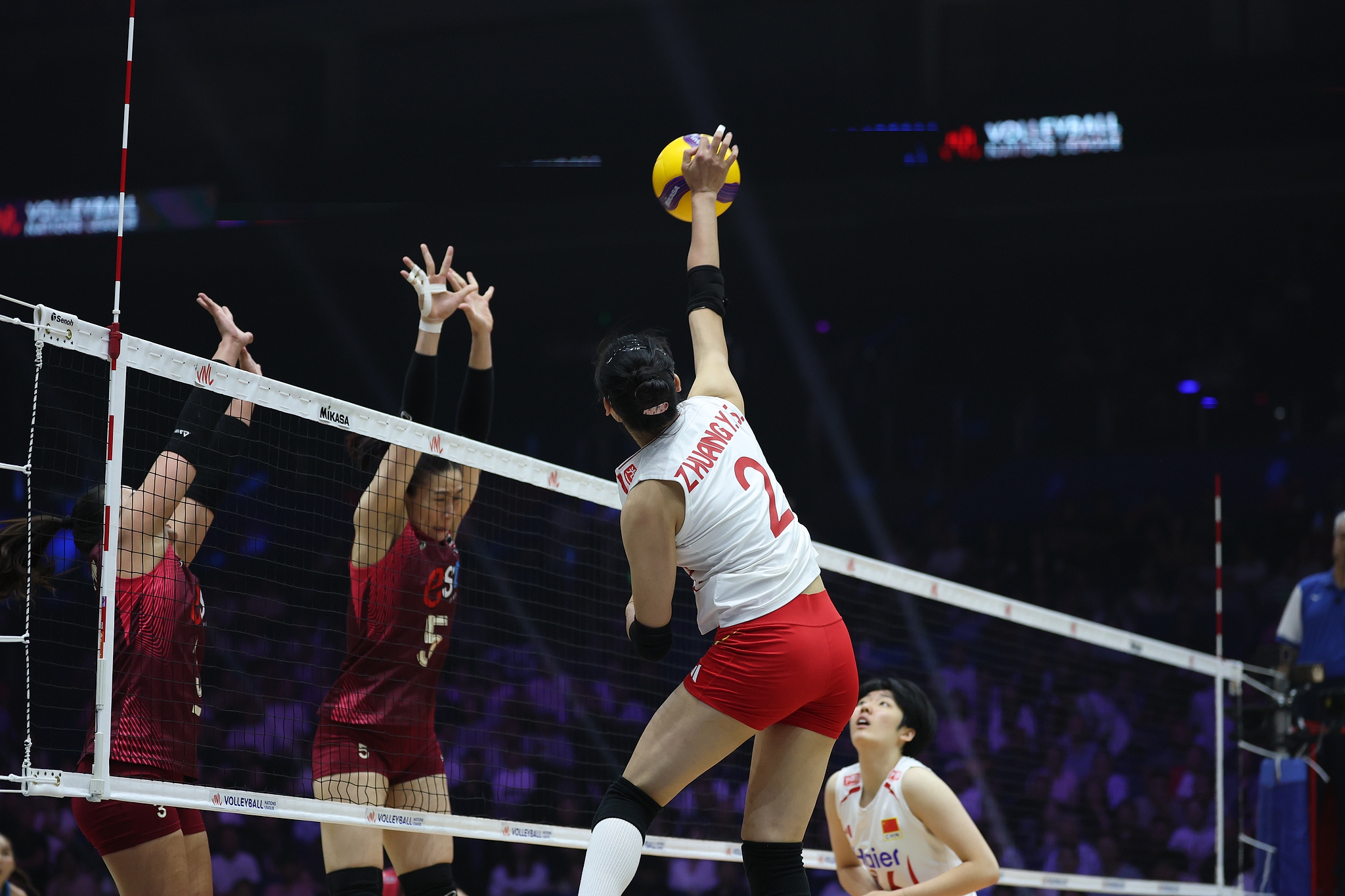 La Chinoise Zhuang Yushan (#2) pointe le ballon contre la Thaïlande lors d'un match de la Poule 3 de la Ligue des Nations de Volleyball féminin à Nanjing, dans la province du Jiangsu (est de la Chine). /VCG